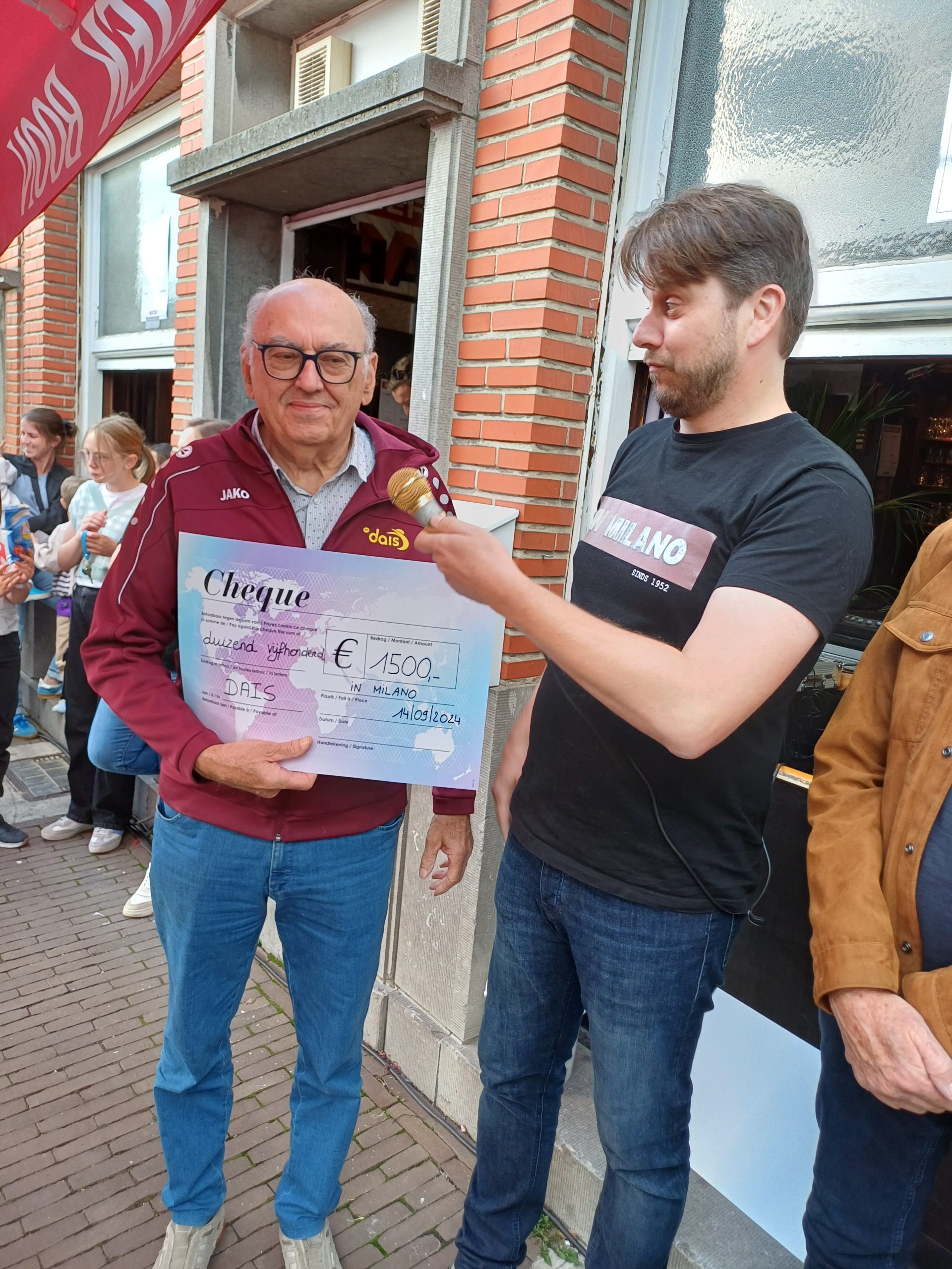 Café ‘In Milano’ steunt onze club met 1500€